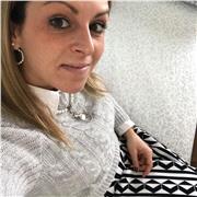 Docente di materie umanistiche impartisce lezioni per studenti delle scuole primarie e secondarie di primo e secondo grado